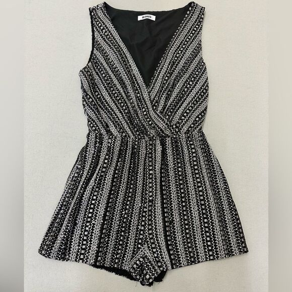 BB Dakota Dresses & Skirts - BB Dakota Black and White Geometric V-Neck Mini Dress